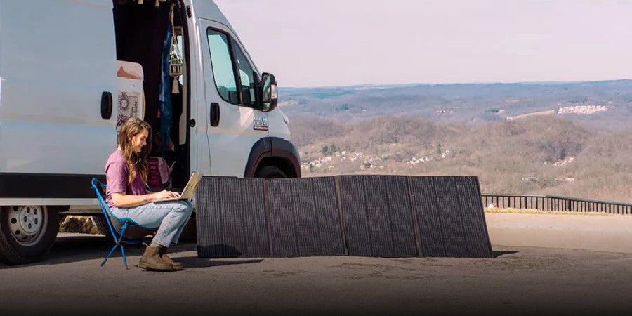 캠퍼밴으로 다음 여행을 계획하고 있으며 캠핑장의 전원에 의존하기를 원하지 않으신가요? 아니면 더욱 장시간의 로드 트립을 계획하고 있으신가요? 이런 경우 태양광 에너지를 이용한 해결책은 친환경적이면서 비용 효율적인 선택입니다. 태양광 패널을 구매...
